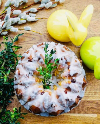 Drożdżowa baba z rodzynkami